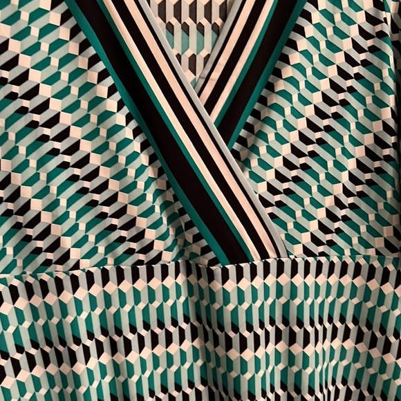 Jones New York signature, medium, long  sleeve green blouse - Picture 4 of 6